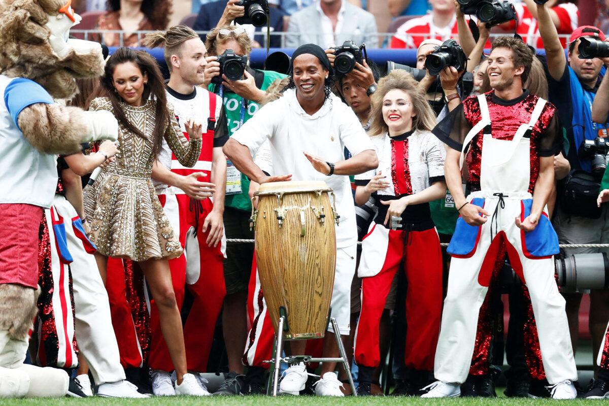 Em um de seus 'roles aleatórios' ronaldinho aparece na abertura da copa do mundo da rússia em 2018