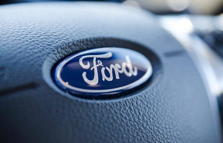 Imagem mostra logo da Ford em matéria sobre fim de fábricas no Brasil investimentos na Argentina