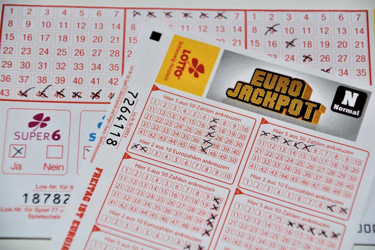 jogar loteria online 茅 seguro