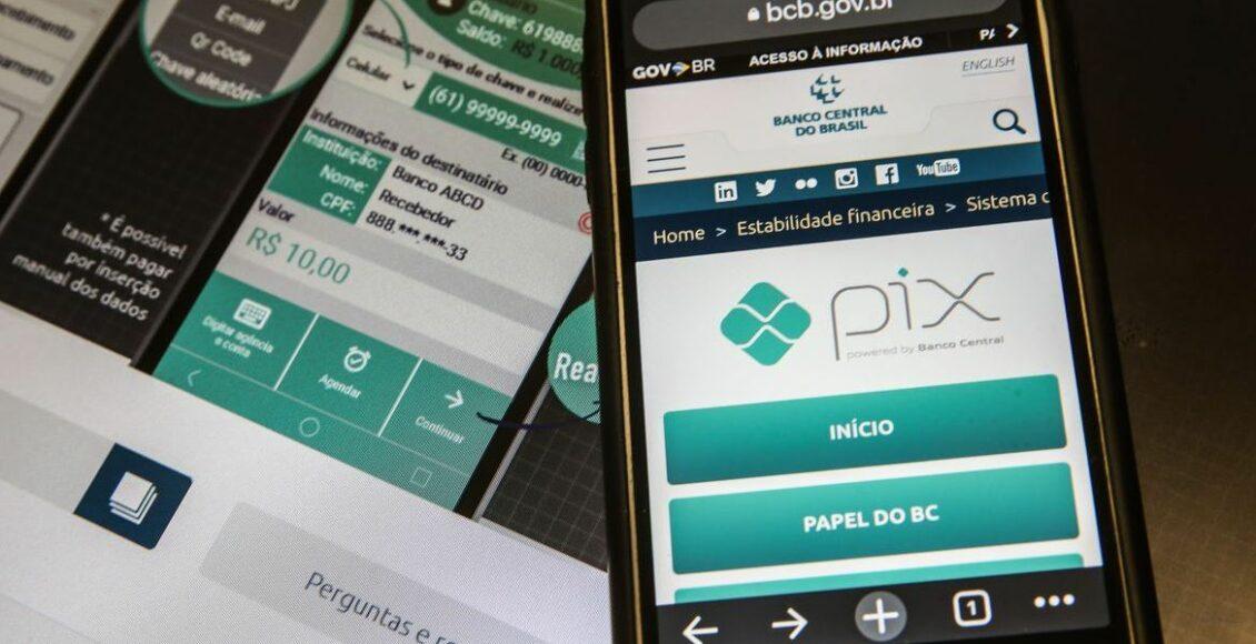 Foto mostra smartphone aberto em página informativa do PIX.