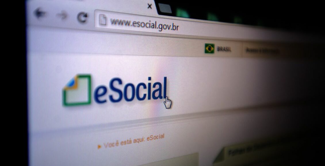 Foto mostra página do eSocial da internet.