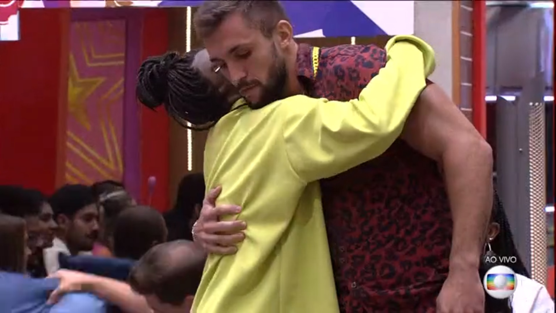 Arthur entrega pulseira do vip para karol conká no bbb21