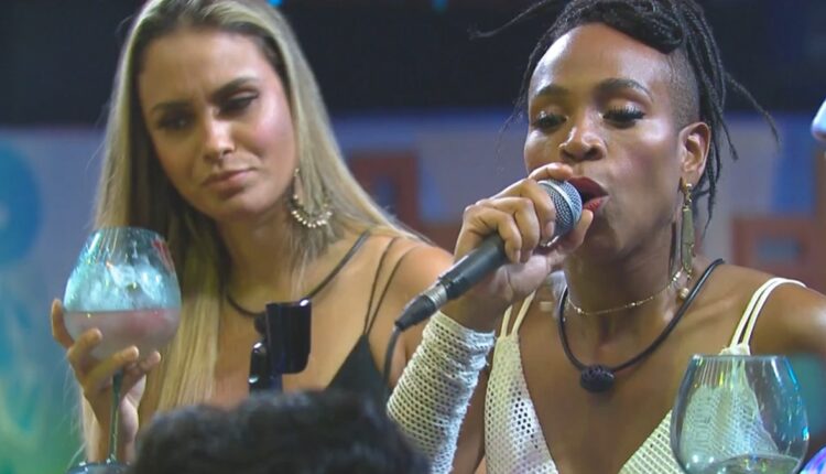 Imagem mostra sarah e karol conka na festa do líder bbb21