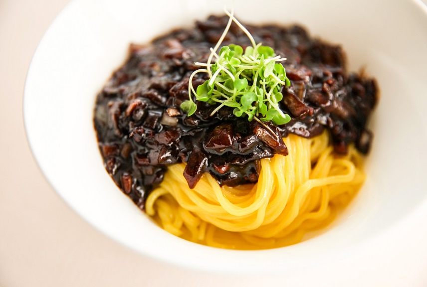 Jajangmyeon ou macarrão de pasta de feijão preto