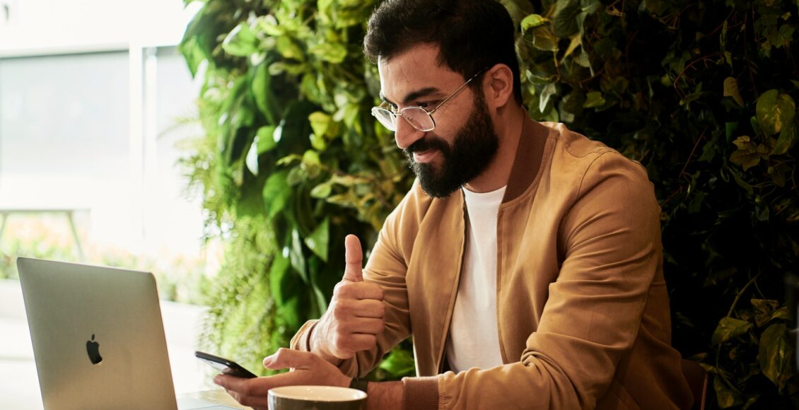 Homem trabalhando com notebook. INSS autônomo 2021