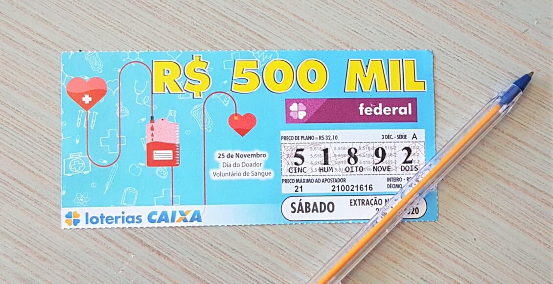 A imagem mostra um bilhete da loteria Federal