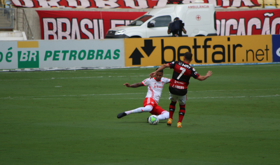 Flamengo vence Inter e assume liderança do Brasileirão