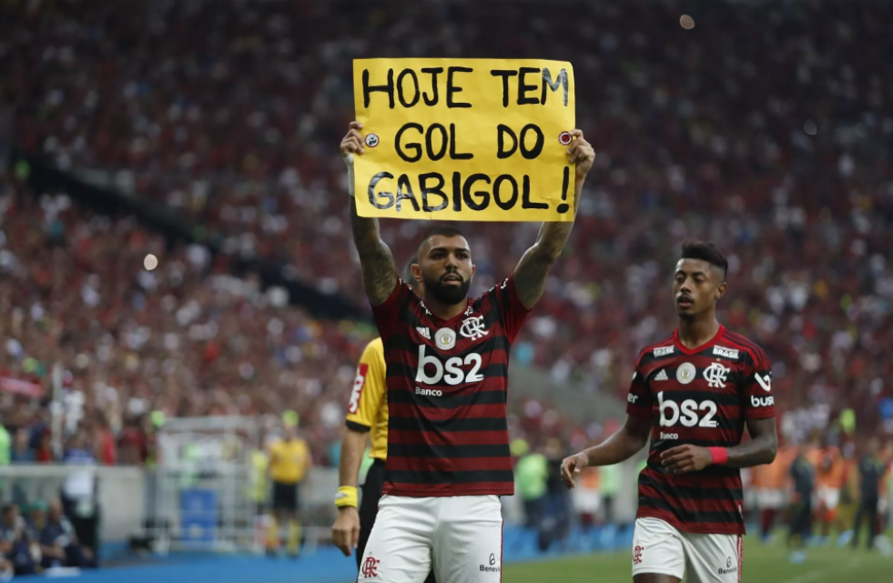 Tradicional comemoração com a placa virou marca registrada do camisa 9