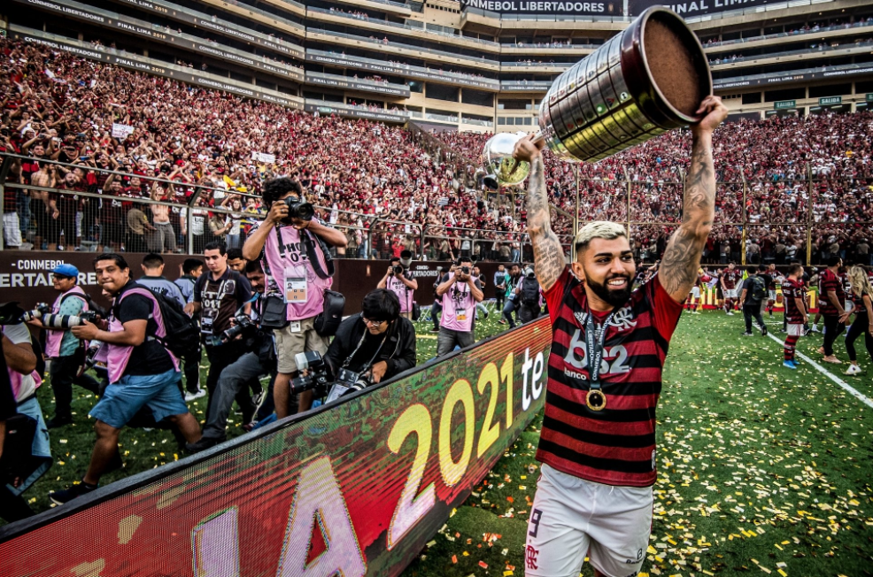 Gabigol com a taça da Libertadores, no título do Flamengo