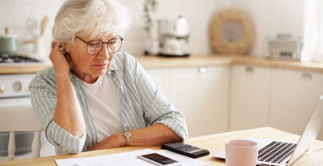 Mulher idosa verificando finanças