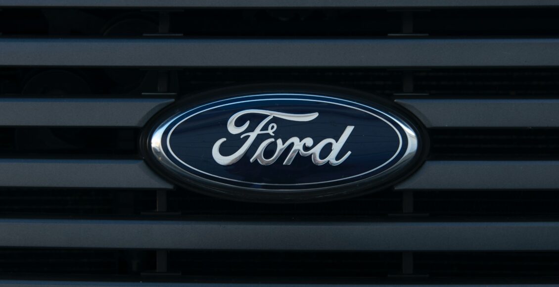 Imagem mostra logo da Ford.