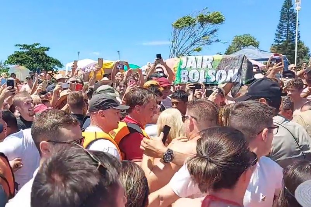 Imagem capturada pelo portal são chico online mostra jair bolsonaro em aglomeração na praia em santa catarina