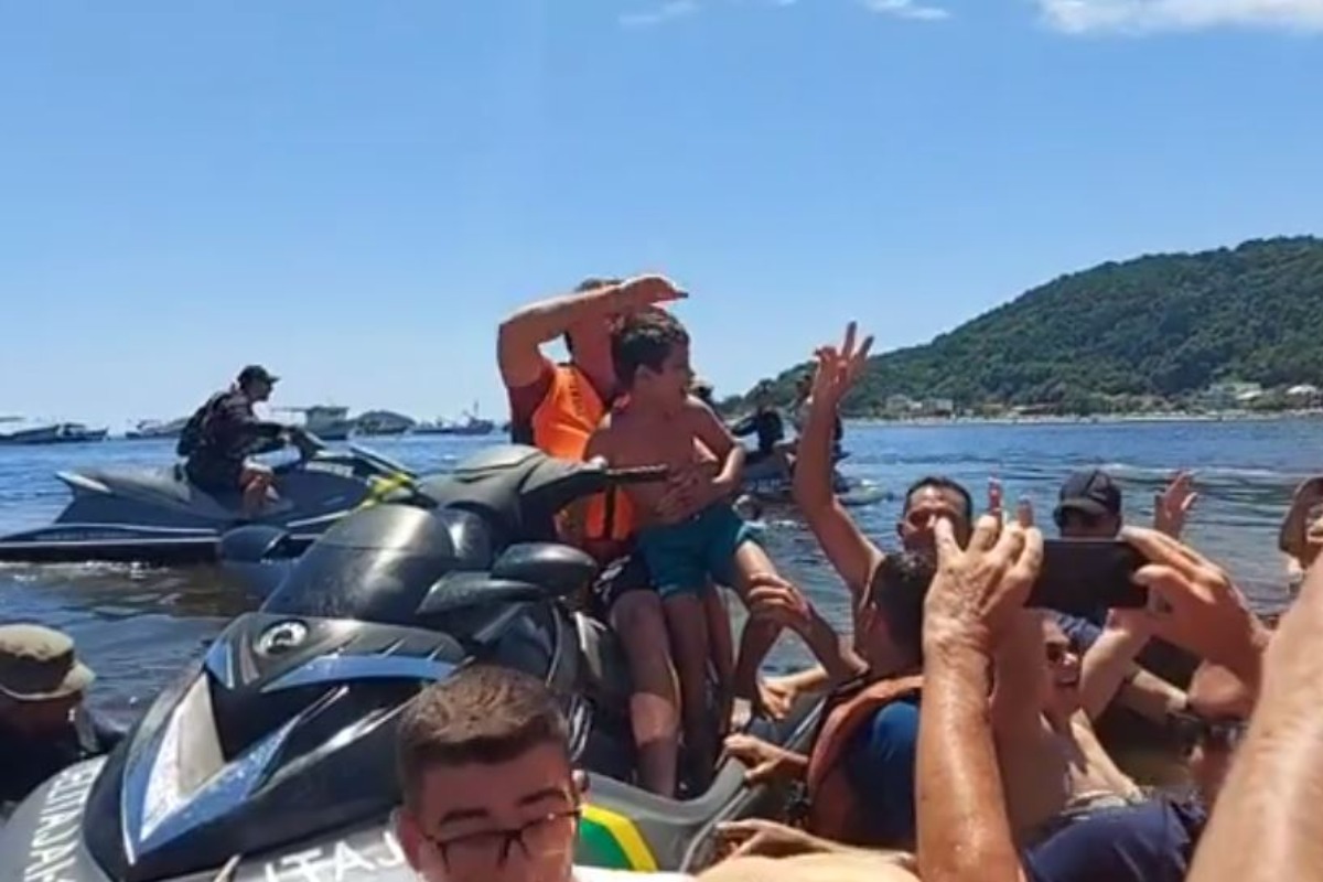 Imagem capturada pelo portal são chico online mostra jair bolsonaro em aglomeração na praia em santa catarina