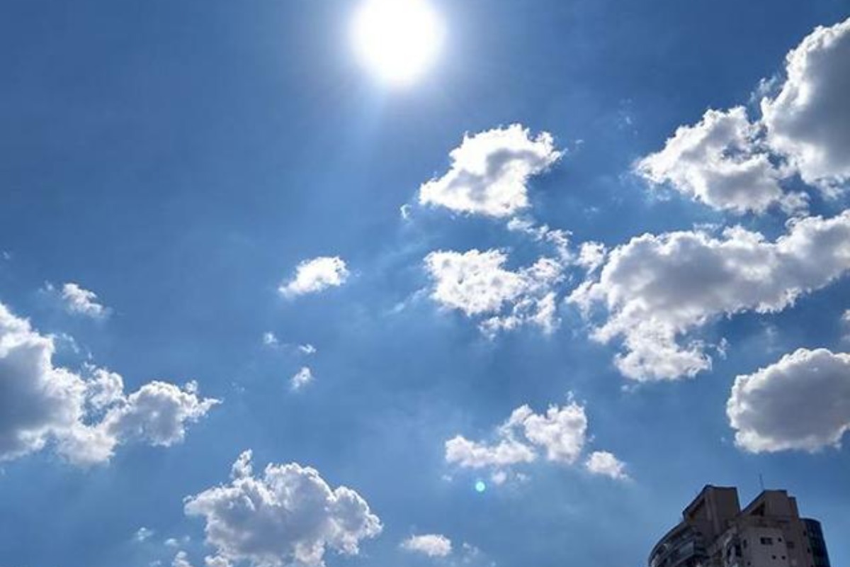 Imagem mostra céu azul entre nuvens e sol forte - previsão do tempo sp