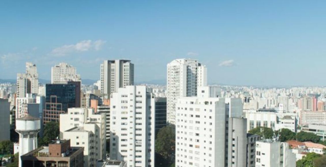 Imagem mostra céu azul sem nuvens na cidade de São Paulo, segundo previsão do tempo SP