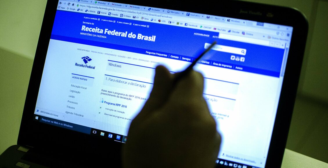 Foto mostra site da Receita Federal aberto em página sobre Dirf.