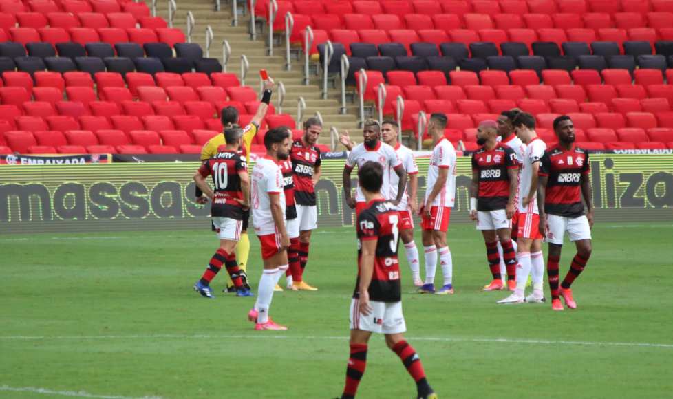 Rodinei jogou contra o Flamengo após torcedor do Inter pagar a multa mas levou cartão vermelho