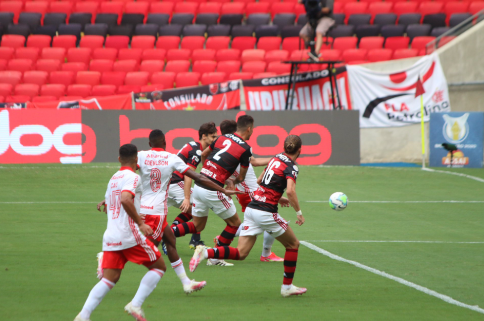 Lance do pênalti cometido por gustavo henrique em yuri alberto