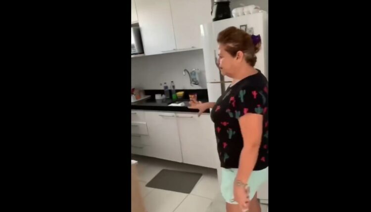 Dona fátima na cozinha