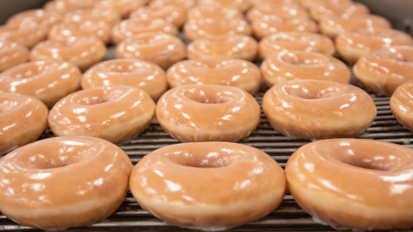 Imagem mostra donuts da marca Krispy Kreme no forno