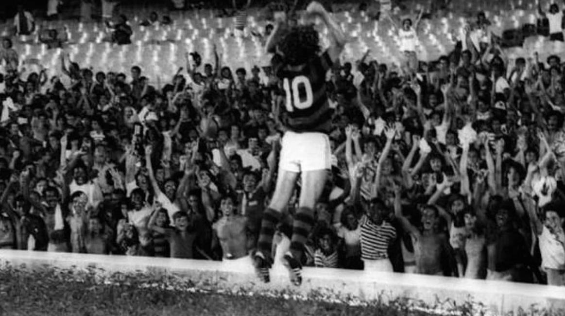 Maior artilheiro do estádio, zico comemora gol junto à torcida