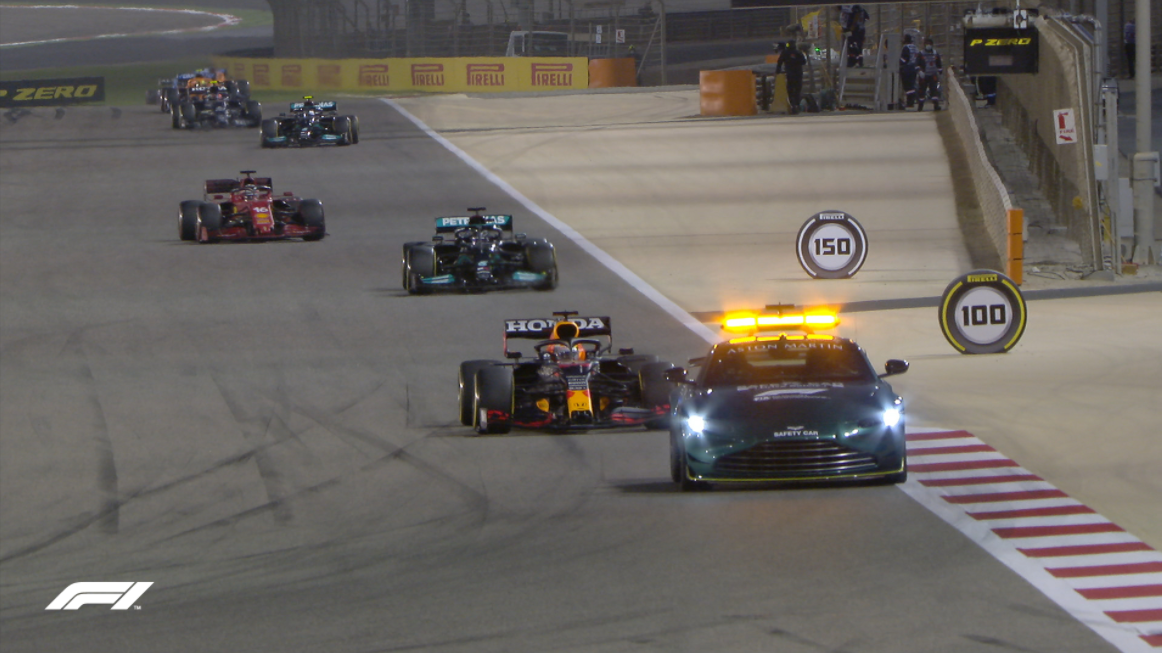 Safety car precisou entrar na pista ainda no início da prova