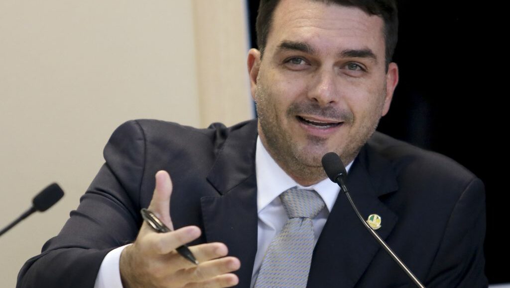 Imagem mostra o senador filho do presidente, flávio bolsonaro