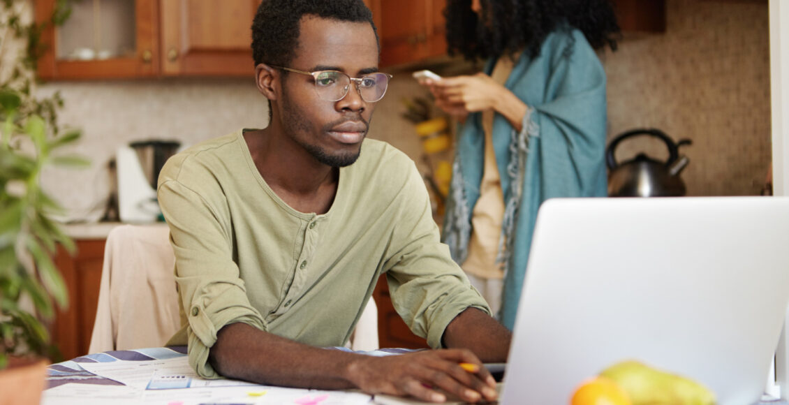 Homem verificando finanças. Como não cair na malha fina