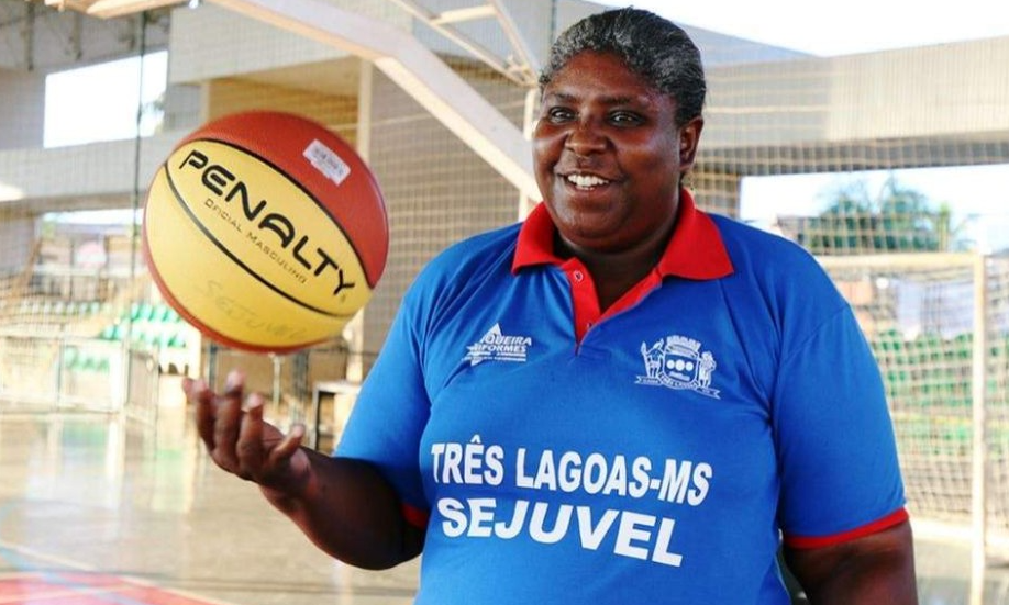 Natural de três lagoas, ruth de souza treinava a equipe de basquete do município