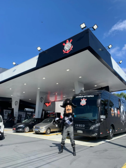 Mascote do corinthians esteve na inauguração do posto, então neste sábado