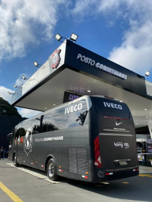 Ônibus do corinthians presente no posto de gasolina