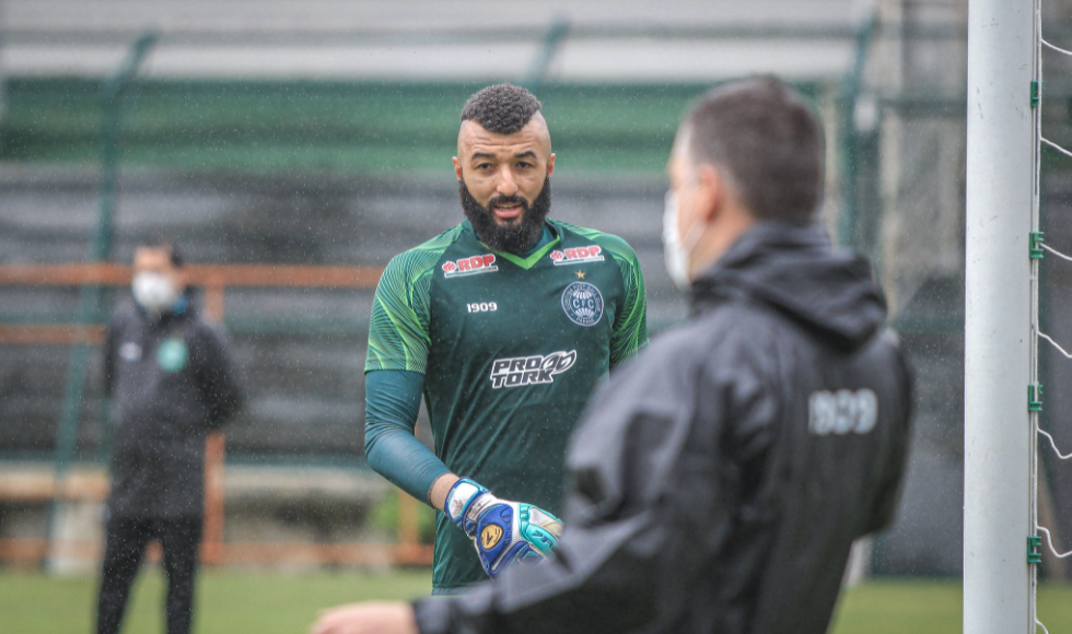 Veja como assistir ao vivo jogo do Vila Nova e Coritiba hoje