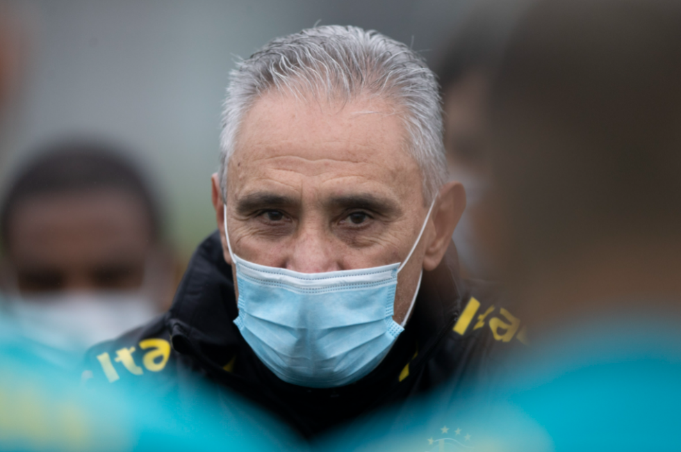 Tite durante treinamento da seleção brasileira