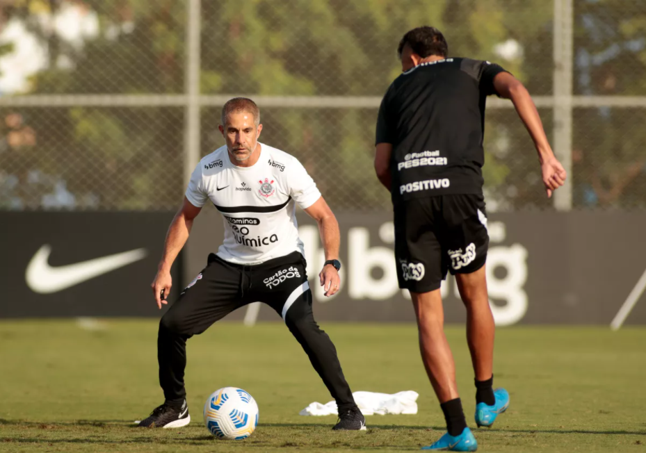 Sylvinho tem fraco desempenho em casa e alguns torcedores pedem a volta de mano menezes no corinthians