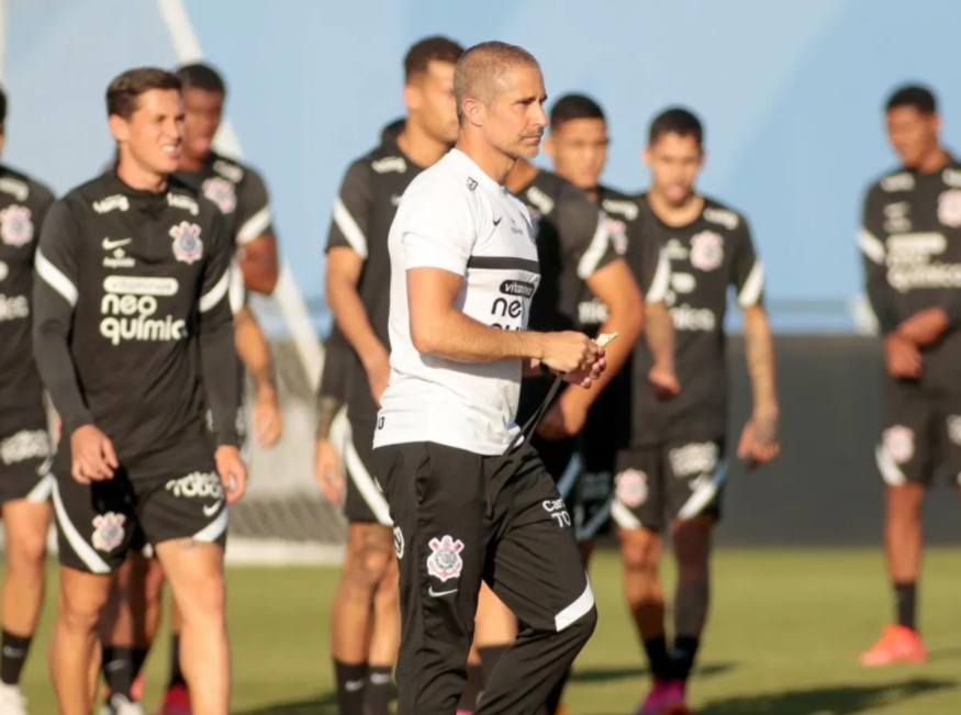 Sylvinho tem números inferiores ao de mancini no início do trabalho