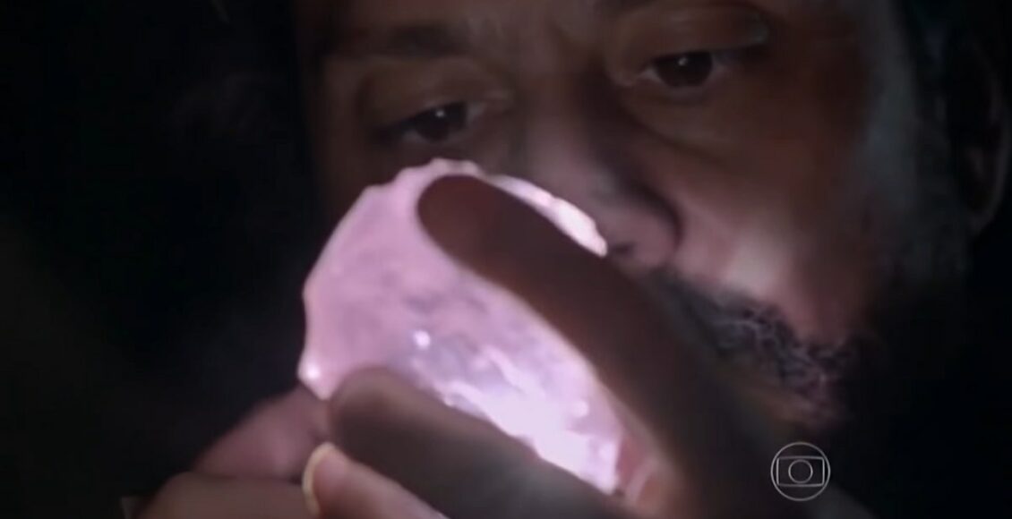 Com quem fica o diamante rosa na novela Império