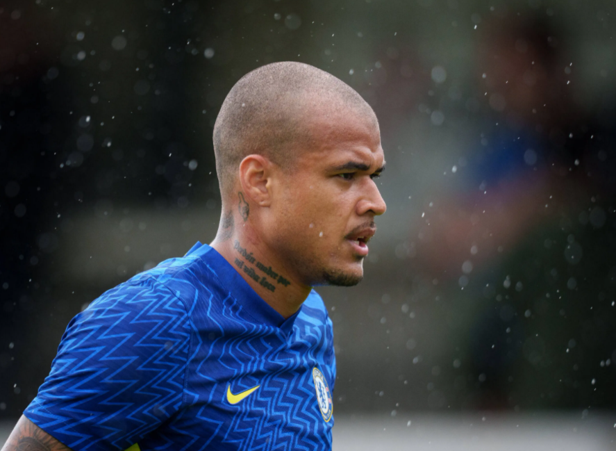 Kenedy testou positivo para covid-19 e está em período de quarentena na inglaterra