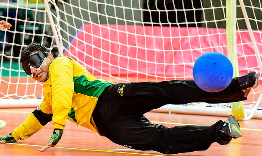 Atletas precisam defender a baliza nas regras do goalball