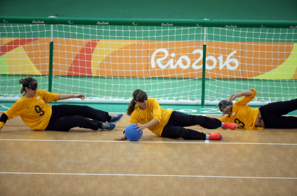 Nas regras do goalball atletas atacam, as também defendem