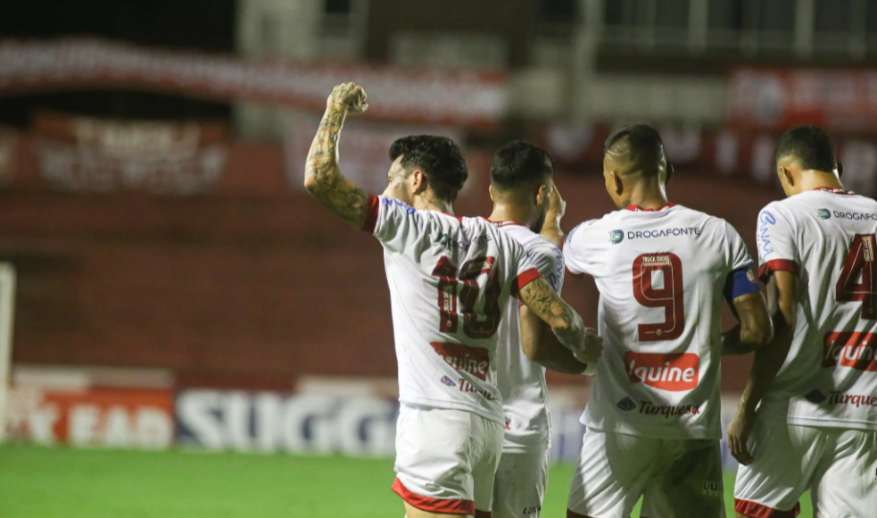 Náutico x Guarani se enfrentam em jogo hoje, com transmissão ao vivo nos canais fechados