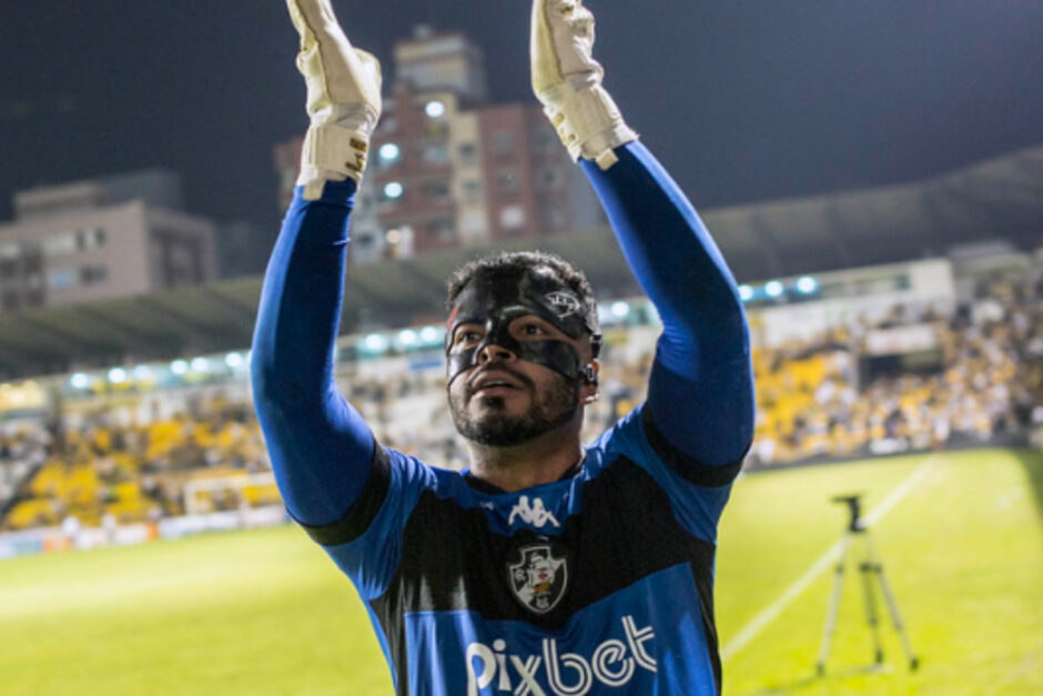 Por que o goleiro do Vasco usa máscara