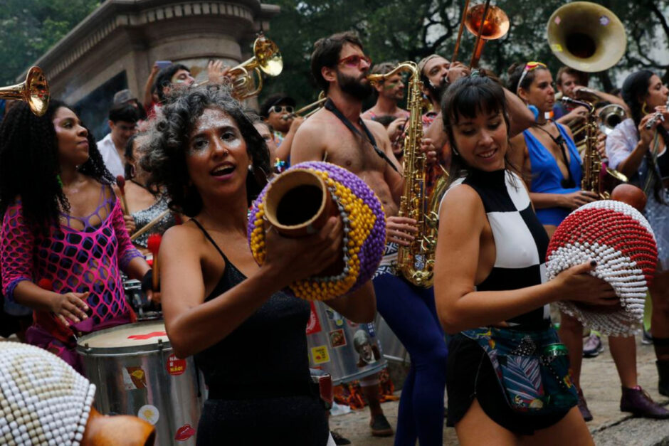 Blocos de carnaval de rua fazem a Abertura do Carnaval Não Oficial 2023 na Praça XV, no Rio de Janeiro