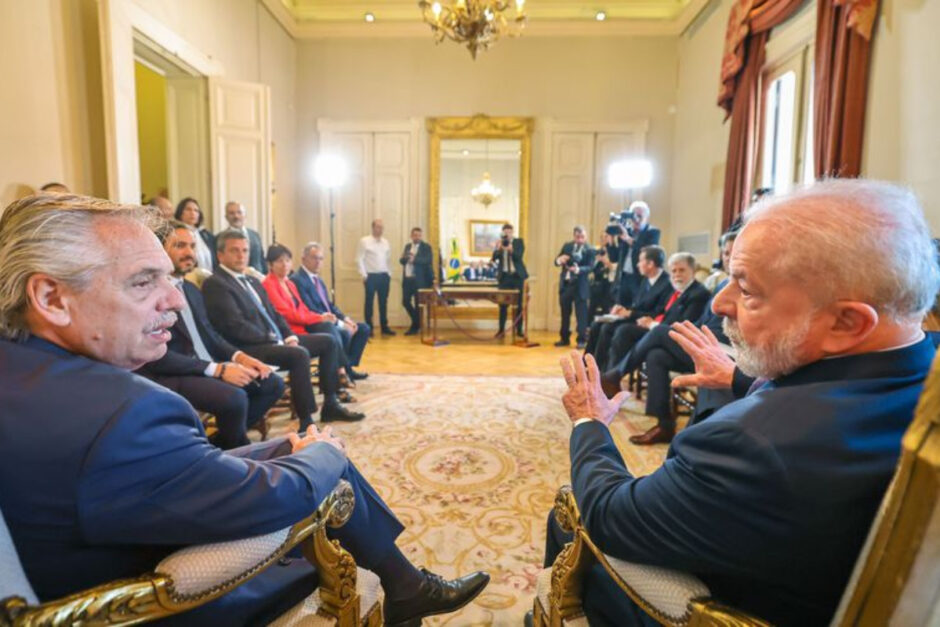 A foto traz em primeiro plano os presidente da Argentina e do Brasil, Alberto Fernández e Luiz Inácio Lula da Silva. Ambos estão em Buenos Aires, sendo filmados e fotografados por jornalistas e assessores. O tema da conversa foi a criação de uma moeda comum, diferente da moeda única