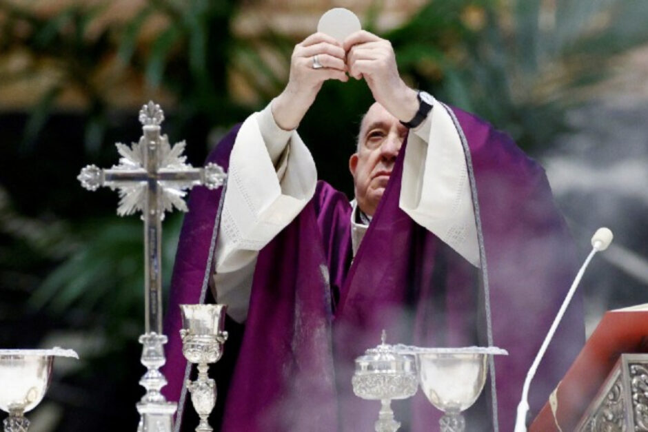 Papa Francisco celebrando a Quaresma