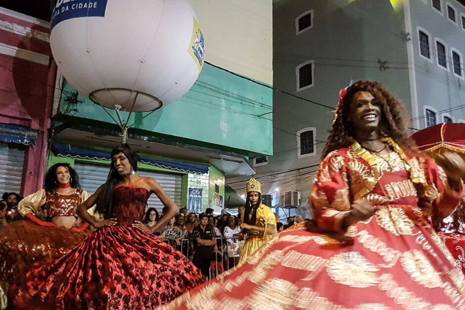 Foto mostra foliãs do carnaval de Recife na Noite dos Tambores Silenciosos no Pátio do Terço