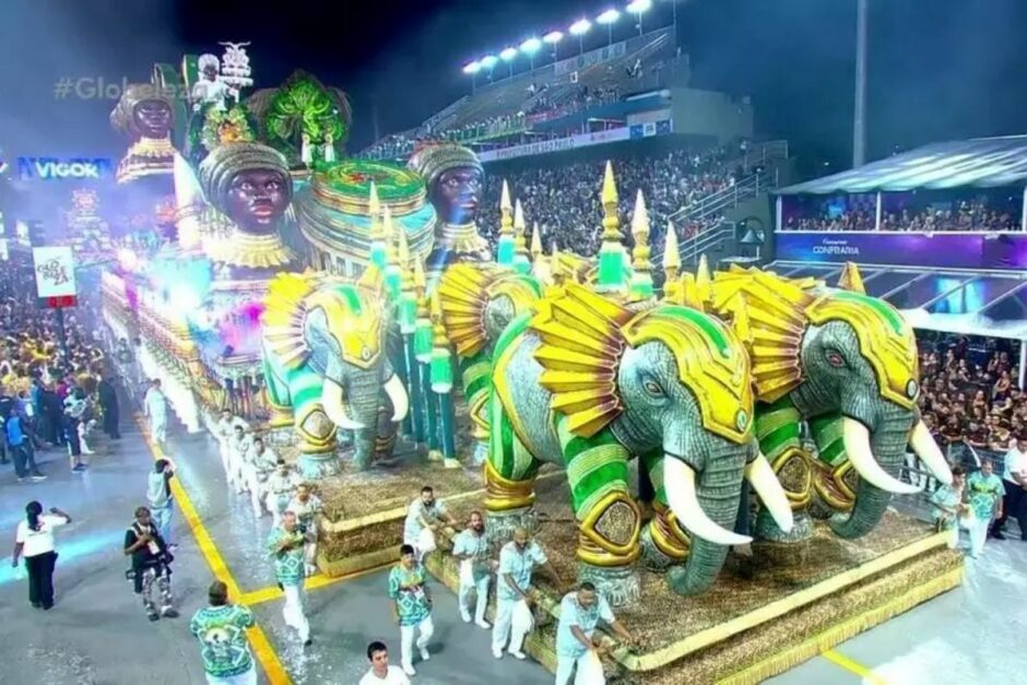 na imagem, desfile de carnaval