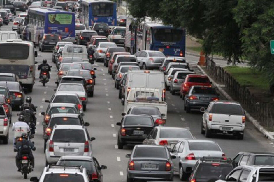 rodízio de carros em SP continua suspenso