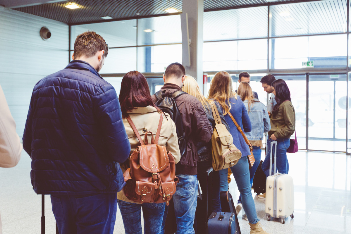 Fila de passageiros para entrar no avião