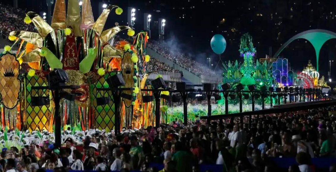 que horas começa o desfile hoje rio de janeiro