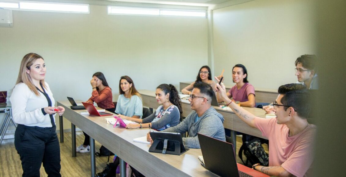 Imagem mostra profissional em sala de aula para o Dia dos Professores